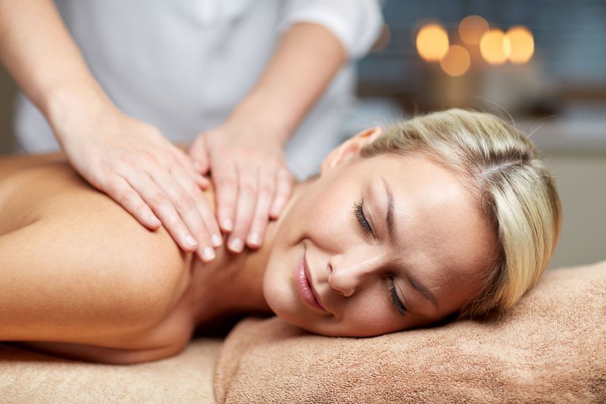 Wellness masáž Bylinná masáž z březových listů